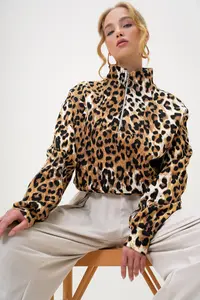 Trend Alaçatı Stili Leopard High Collar Leopard Patterned Front Zipper Crop Sweatshirt - Image 3