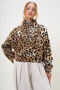 Trend Alaçatı Stili Leopard High Collar Leopard Patterned Front Zipper Crop Sweatshirt - Image 4
