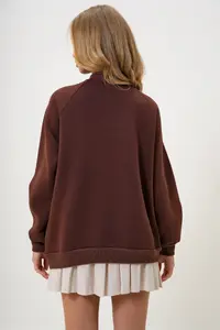 Trend Alaçatı Stili Women's Brown Crew Neck Raglan Sleeve Three Thread Rose Gold Basic Sweatshirt - Image 7