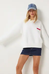 Happiness İstanbul Women's Ecru Heart Embroidered Raised Sweatshirt - Image 3