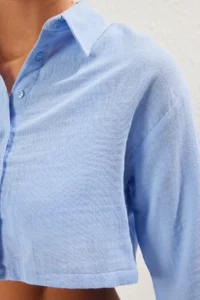 TRENDYOLMİLLA Mavi Weaving 100% Cotton Beach Crop Shirt - Image 4