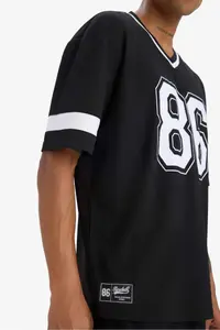 DeFacto Quick Drying Oversize Wide Fit V-Neck Printed Athlete Short Sleeve T-Shirt - Image 7