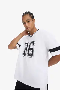 DeFacto Quick Drying Oversize Wide Fit V-Neck Printed Athlete Short Sleeve T-Shirt - Image 5