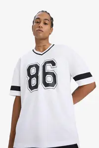 DeFacto Quick Drying Oversize Wide Fit V-Neck Printed Athlete Short Sleeve T-Shirt - Image 6