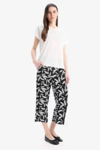 DeFacto Patterned Plain Hem Capri - Image 4