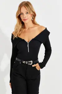 Cool & Sexy Women Black Zippered Madonna Collar Blouse - Image 2