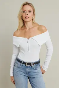 Cool & Sexy Women Ecru Zippered Madonna Collar Blouse - Image 4