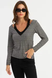 Cool & Sexy Women Black-Ecru V-neck Crowbar Blouse - Image 3