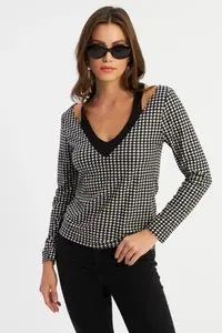 Cool & Sexy Women Black-Ecru V-neck Crowbar Blouse - Image 6