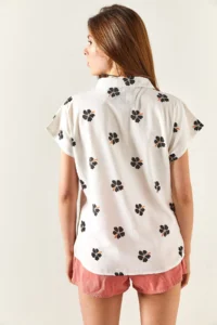Olalook Women's Daisy Black Patterned Linen Bat Shirt - Image 7