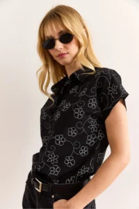 Olalook Women's Ivy Black Patterned Linen Bat Shirt - Image 5