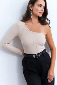 Cool & Sexy Women Cream Stoned Single Arm Crop Blouse - Image 4