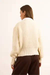 Olalook Women's Ecru 3 Button Thessaloniki Knitted Soft Textured Cardigan - Image 2