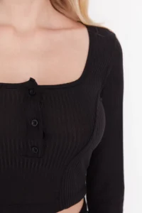 TRENDYOLMİLLA Black Button Detailed Square Neck Fitted Ribbed Flexible Crop Knitting Blouse - Image 5