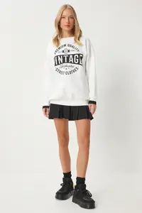 Happiness İstanbul Women's Ecru Printed Oversized Rose Gold Knitted Sweatshirt - Image 4
