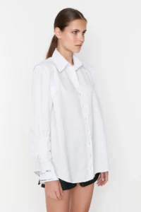 TRENDYOLMİLLA X Sagaza Studio White Ruffle Detailed Weaving Poplin Shirt - Image 3