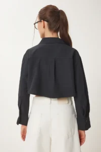 Happiness İstanbul Women Black Pocket Detail Crop Weaving Shirt - Image 5