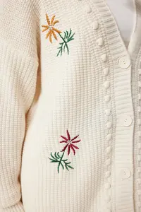 Lovelyİstanbul Floral Embroidered textured Knitwear Cardigan Cream - Image 4