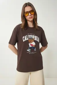 Lovelyİstanbul Teddy Bear Crest Printed Oversize Knitted T-shirt  BROWN - Image 2