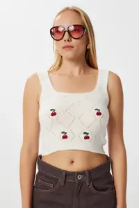 Lovelyİstanbul Cherry Embroidered Blouse Cardigan Knitwear Set  Ecru - Image 4