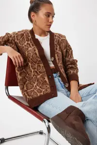 Lovelyİstanbul Leopard Patterned Soft Oversize Knitwear Cardigan  BROWN - Image 2