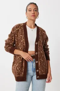 Lovelyİstanbul Leopard Patterned Soft Oversize Knitwear Cardigan  BROWN - Image 3