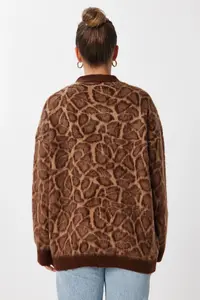 Lovelyİstanbul Leopard Patterned Soft Oversize Knitwear Cardigan  BROWN - Image 5