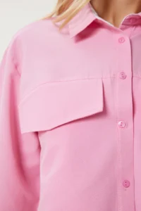 Happiness İstanbul Women's Pink Contrast Color Woven Crop Shirt - Image 3