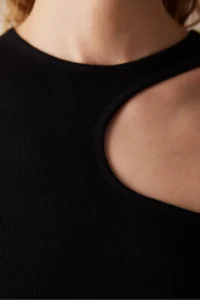Penti Asymmetric Yaka Black Short Top - Image 3