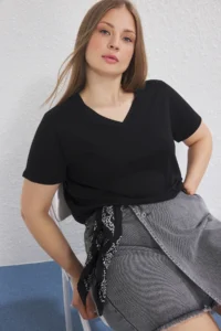 Trendyol Curve Black Regular Fit V-neck Plus Size T-Shirt - Image 2