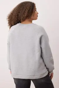 Trendyol Curve Gray Melange Thick Embroidery Detailed Knitting Plus Size Sweatshirt - Image 4