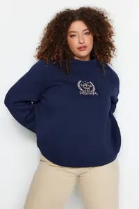 Trendyol Curve Navy Blue Thick Embroidery Detailed Knitting Plus Size Sweatshirt - Image 2