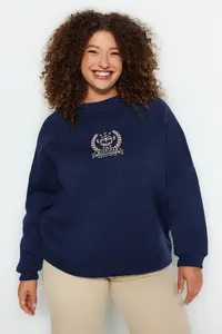 Trendyol Curve Navy Blue Thick Embroidery Detailed Knitting Plus Size Sweatshirt - Image 3