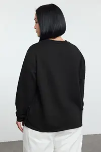 Trendyol Curve Black Snap Snap Button Detailed Regular/Normal Pattern Knitting Plus Size Sweatshirt - Image 5