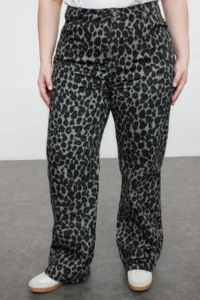 Trendyol Curve Anthracite High Waist Leopard Patterned Straight Fit plus size jeans - Image 3