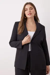 Trendyol Curve Black Fastening and Collar Detailed Regular Pattern Plus Size Weaving Jacket - Image 2