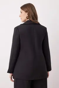 Trendyol Curve Black Fastening and Collar Detailed Regular Pattern Plus Size Weaving Jacket - Image 4