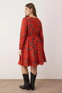 Trendyol Curve Burgundy Heart Yaka Floral Short Weaving Plus Size Dress - Image 4