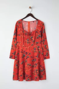 Trendyol Curve Burgundy Heart Yaka Floral Short Weaving Plus Size Dress - Image 5