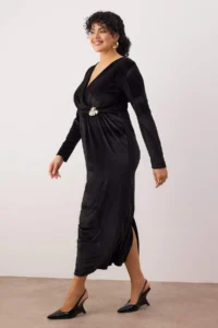 Trendyol Curve Black Accessory Detailed Velvet Knitting Plus Size Dress - Image 2
