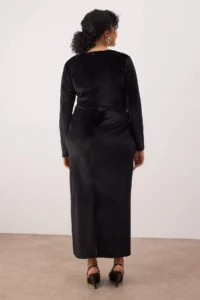 Trendyol Curve Black Accessory Detailed Velvet Knitting Plus Size Dress - Image 4