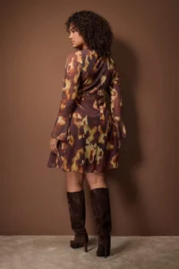 Trendyol Curve Brown V-neck flower patterned Tulle Knitting Plus Size Dress - Image 4