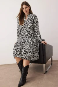 Trendyol Curve Black-White Patterned Polo Shirt Collar Crepe Knitting Plus Size Dress - Image 2