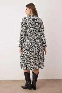 Trendyol Curve Black-White Patterned Polo Shirt Collar Crepe Knitting Plus Size Dress - Image 4