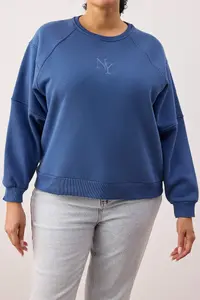 Trendyol Curve Indigo Regular Fit Embroidered Thick Knitting Plus Size Sweatshirt with Fleece Inside - Image 3