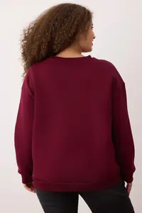 Trendyol Curve Burgundy Thick Oversized/Large Cut Slogan Embroidered Knitting Plus Size Sweatshirt - Image 4