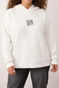 Trendyol Curve Ecru Oversized/Large Cut Embroidered Thick Fleece Inside Knitting Sweatshirt - Image 3