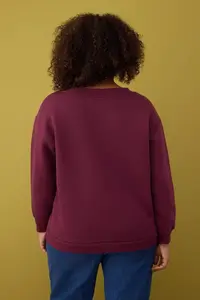 Trendyol Curve Burgundy Collar Basic Plus Size Sweatshirt with Fleece Inside - Image 4