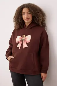 Trendyol Curve Brown Bow & Teddy Bear Printed Oversized Plus Size Sweatshirt with Fleece Inside - Image 2