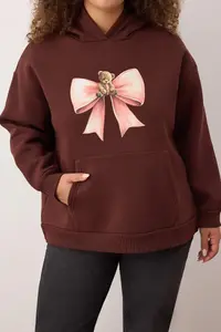 Trendyol Curve Brown Bow & Teddy Bear Printed Oversized Plus Size Sweatshirt with Fleece Inside - Image 3